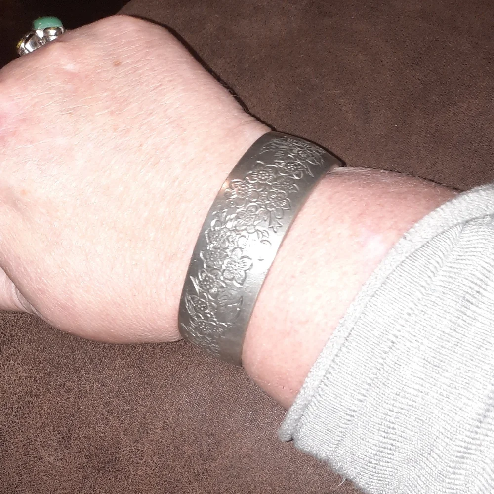 Kirk stieff pewter larkspur cuff engraved floral bracelet Signed Vintage